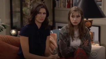 Une Ligne Fine Vintage Camo Veste portée par Shannon (Odessa Adlon) en Fam S01E02