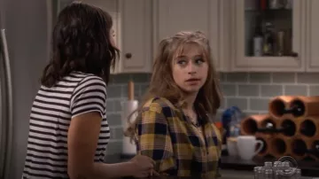 Urban Outfitters Eli Parfait Bouton Bas Chemise de Flanelle porté par Shannon (Odessa Adlon) en Fam S01E02