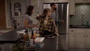 Sous Jaune Billie Sonnerie Crew T-shirt porté par Shannon (Odessa Adlon) en Fam S01E02