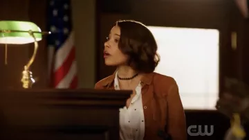 Le blouson marron en daim Urban Outfitters porté par Nora West-Allen (Jessica Parker Kennedy) dans Flash S05E10