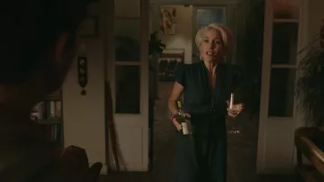 Mono verde oscuro de Jean (Gillian Anderson) en Sex Education S01E01