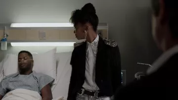 La chemise blanche Erdem portée par Monica Colby (Wakeema Hollis) dans Dynastie (S02E10)