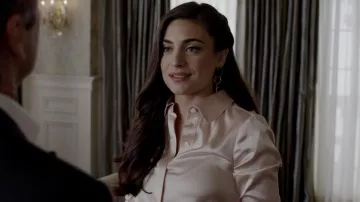 The blouse in silk pale pink Ramy Brook of Crystal Jennings (Ana Brenda Contreras) in Dynasty (S02E10)