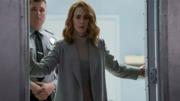 Le manteau gris de Dr. Ellie Staple (Sarah Paulson) dans Glass