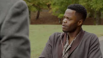 Vestido de Hanro marrón de Jeff Colby (Sam Adegoke) en Dynasty S02E10