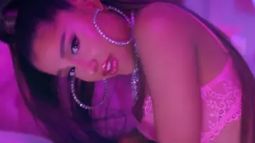 Fluo­res­cent pink un­der­wi­red bal­co­nette bra with Lea­vers lace trim worn by Ariana Grande in 7 rings video clip