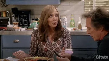 Lucky Brand Graphic Print Top usado por Bonnie (Allison Janney) en Mom S06E13