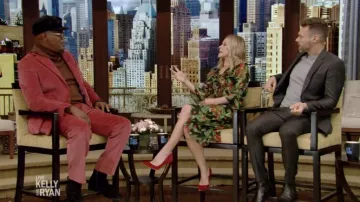 Marc Jacobs Bell Sleeve Ruffled Cherry Print Wrap Dress usado por Kelly Ripa en VIVO con Kelly y Ryan