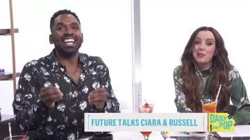 La camisa con estampado kooples Wild Roses usada por Justin Sylvester en E! Noticias - Daily Pop
