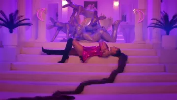 The leg straps black Ariana Grande in clip 7 rings