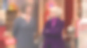 La chaqueta de terciopelo morado de Sophie Davant en Case concluyó el 21/01/2019