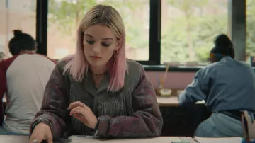 La veste en daim à franges portée par Maeve Wiley (Emma Mackey) dans Sex Education S01E04