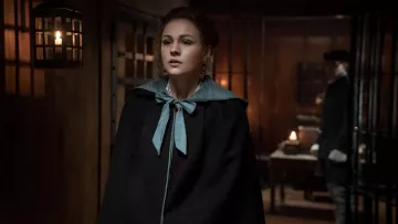 Les boucles d'oreilles rouges portées par Brianna Fraser (Sophie Skelton) dans Outlander S04E12