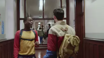 Le sac à dos vintage porté par Otis (Asa Butterfield) dans Sex Education S01E04