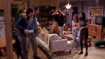 La réplique de l'affiche Aux Buttes Chaumont dans le salon de Monica Geller (Courtney Cox) dans Friends S01E06