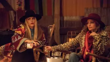 Imprimé manteau parka porté par Allison (Busy Philipps) comme on le voit dans le Camping S01E04
