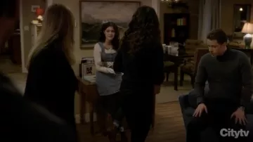 Urban Outfitters Bouton vers le Bas Robe Mini en Denim usé par noyau d'Olive (Luna Blaise) dans le Manifeste S01E12