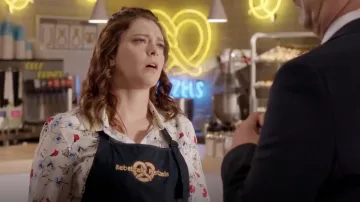 L'équipement Slim Bouton de Signature Jusqu'Haut en Soie porté par Rebecca Tas (Rachel Bloom) dans Crazy Ex-petite Amie S04E10