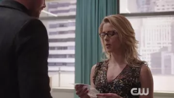 La blusa estampada de hilo metálico de Zara de Felicity Smoak (Emily Bett Rickards) en Arrow S07E10