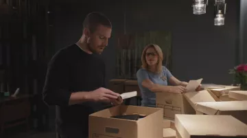 Suéter azul de Felicity Smoak (Emily Bett Rickards) con Heart-Hooker #21 en Arrow S07E10