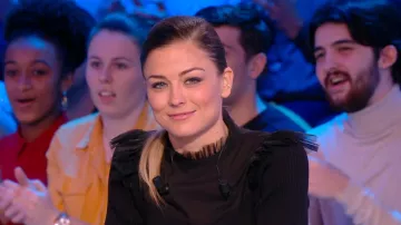 El vestido corto de trapecio en malla de Laure Boulleau en Canal Football Club del 20/01/2019