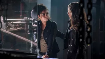 Le blouson en cuir Free People de Dinah Drake (Juliana Harkavy) dans Arrow S07E10