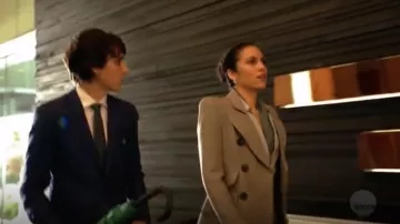 Le manteau trench coat Smythe de Zoe Ramirez (Andrea Sixtos) dans Arrow S07E10