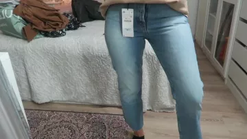 Le jean bleu clair droit dans la vidéo YouTube HAUL & TRY-ON petits prix SPECIAL SOLDES