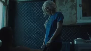 The blue t-shirt with the Superman logo worn by Amy Rohrbach (Lindsey Gort) in the series Titans (Season 1 Episode 2)