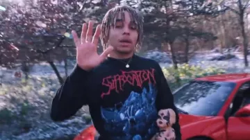 Le t-shirt Suffocation porté par Zola dans son clip Sharif