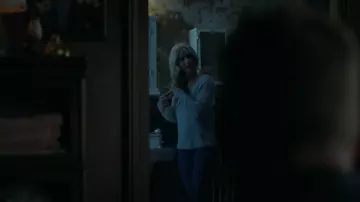 Le pull bleu clair de Dawn Granger (Minka Kelly) dans Titans S01E02