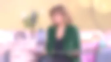 La bouteille en verre bleue sur le plateau de Ça commence aujourd'hui