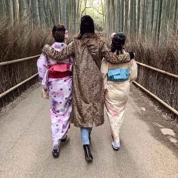 Tiger coat worn by Shay Mitchell on the Instagram account @shaymitchell