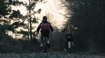 The red Jansport backpack worn by Will Purcell (Phoenix Elkin) in the series True Detective (Season 3 Episode 1)