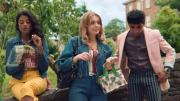 Traje a rayas de Aimee Gibbs (Aimee Lou Wood) como se ve en Sex Education S01E01