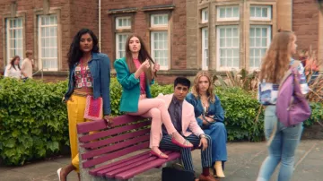 Crop top impreso de Olivia (Simone Ashley) como se ve en Sex Education S01E01