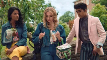 Chaqueta vaquera de Aimee Gibbs (Aimee Lou Wood) como se ve en Sex Education S01E01