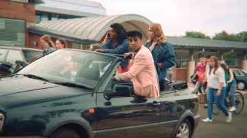 Chaqueta rosa de Anwar (Chaneil Kular) como se ve en Sex Education S01E01