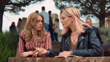 Ai­mee Gibbs' (Ai­mee Lou Wood) pink striped blouse as seen in Sex Edu­ca­tion S01E01