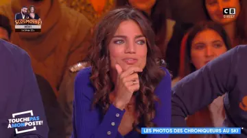 La  Robe maille sculptante asymétrique bleue de Francesca Antoniotti dans Touche pas à mon poste