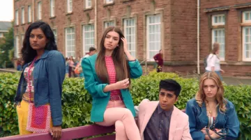 Blazer turquesa de Ruby (Mimi Keene) en Sex Education S01E01