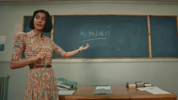 Vestido floral de Miss Sands (Rakhee Thakrar) en Sex Education S01E01