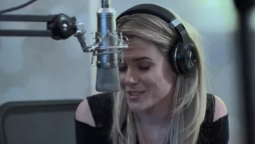 Ultrasone Casque utilisé par Trish Walker (Rachael Taylor) comme on le voit dans Marvel Les Défenseurs S01E08