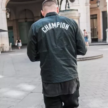 La veste Champion de Raphoupeps sur son compte Instagram @raphoupeps