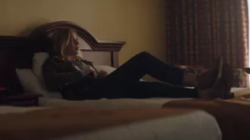 Botas usadas por Guinevere Beck (Elizabeth Lail) en YOU S01E04
