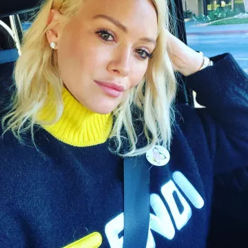 Suéter Fendi Logo de Hilary Duff en la cuenta de Instagram de @hilaryduff