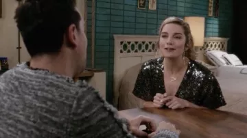 Harper & les Joyaux de la Grande Latéralement Initiale Collier porté par Alexis Rose (Annie Murphy) dans Schitt s Creek S05E03