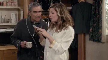 LilySilk 22 Momme Manchette en Or de la Soie Pyjama porté par Alexis Rose (Annie Murphy) dans Schitt s Creek S05E03
