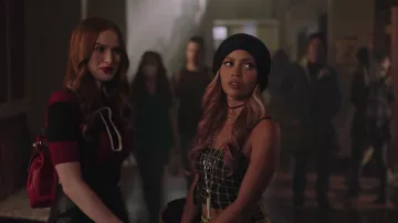 El crop top sin mangas a cuadros negros forever 21 de Toni Topaz (Vanessa Morgan) en Riverdale S03E09