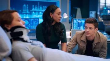 La robe verte plissée Ted Baker de Iris West (Candice Patton) dans Flash S05E11
